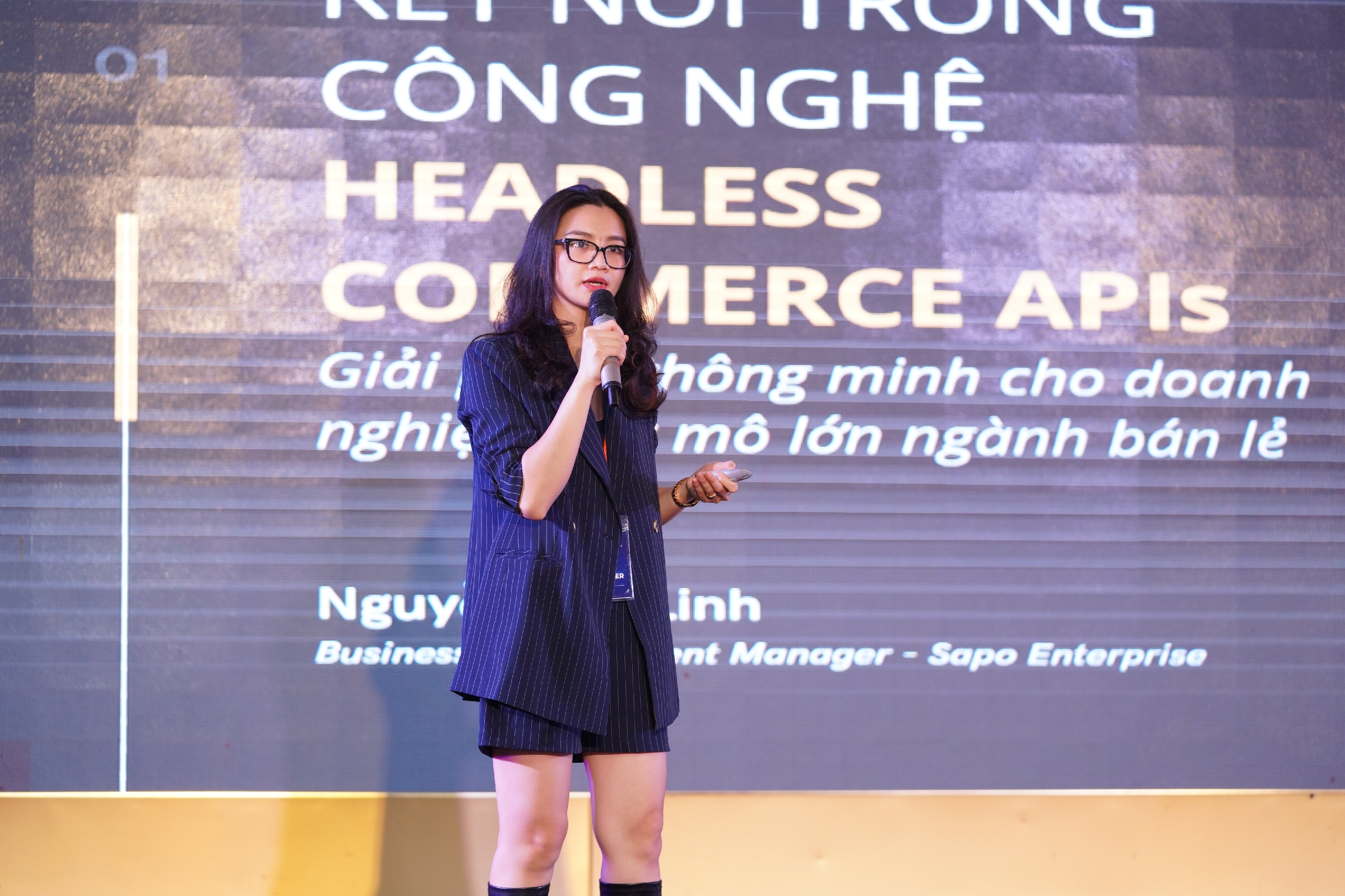 Bà Nguyễn Mỹ Linh đại diện Sapo chia sẻ về Headless Commerce trong khuôn khổ VOBF 2023