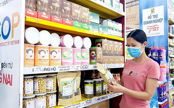 Một gian hàng các sản phẩm OCOP (chương trình Mỗi xã một sản phẩm) của Đồng Nai tại BigC Tân Hiệp. Gian hàng này có vị trí khá dễ nhìn, thuận lợi cho người tiêu dùng đến tham quan, mua sắm.