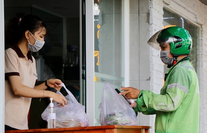 Hàng quán “buộc phải thay đổi” để tồn tại sau giãn cách