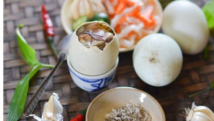 Ăn trứng vịt lộn xả xui được không? Mẹo giải đen đơn giản cho các chủ cửa hàng