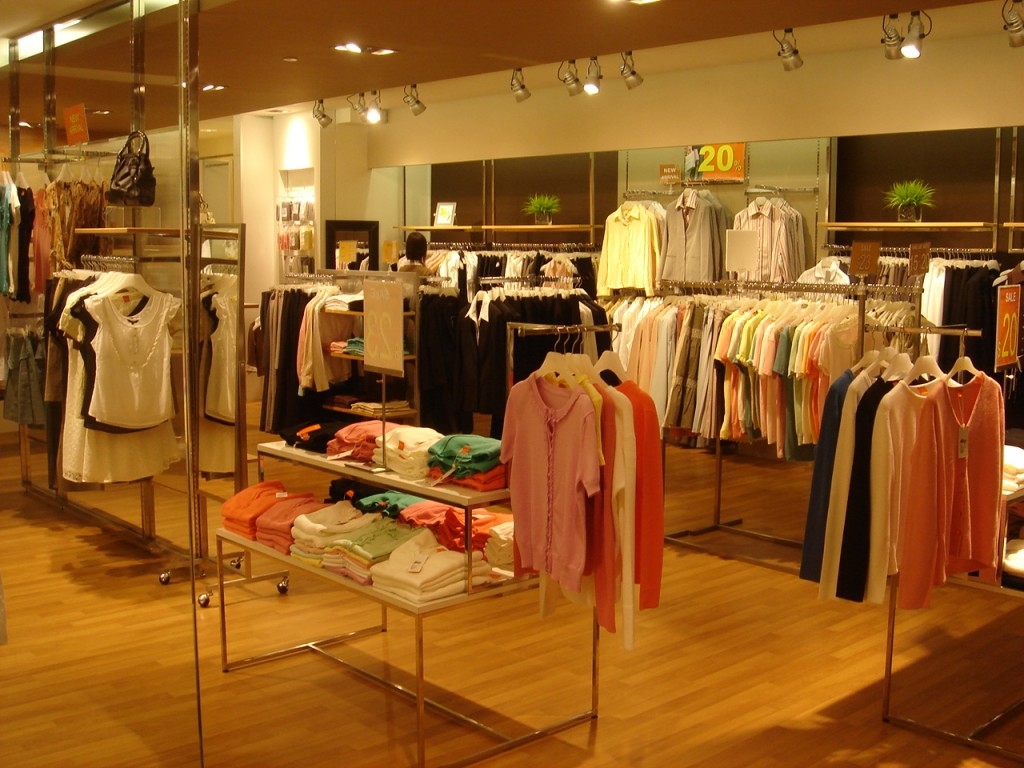 Mách bạn 5 cách trang trí shop quần áo "hút khách" nhất