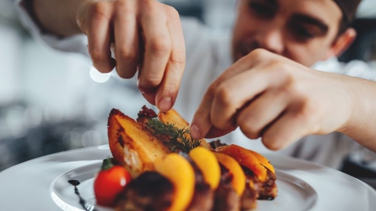 Kỹ thuật trang trí món ăn đẹp và hấp dẫn như đầu bếp chuyên nghiệp