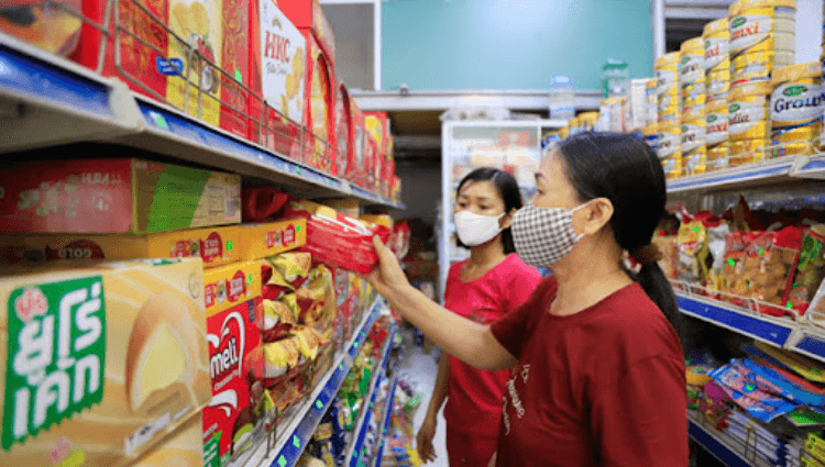 Cửa hàng tạp hóa thay đổi cách kinh doanh để thích nghi với giãn cách xã hội