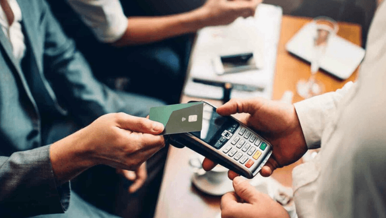 Thanh toán không tiền mặt làm dậy sóng thị trường Việt