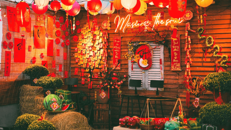 Gợi ý 11 ý tưởng trang trí Tết quán cafe đẹp lung tinh, khách ghé check-in “ầm ầm”