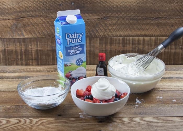 Whipping cream là gì? Phân biệt whipping cream với topping cream