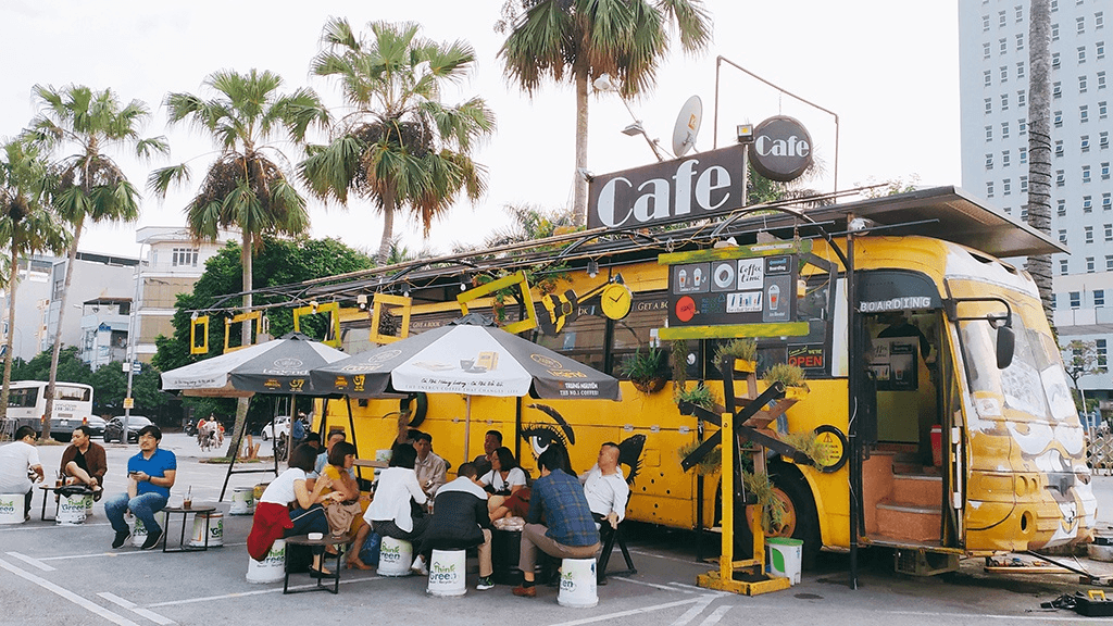 Sáng tạo với mô hình Bus Cafe - Thưởng thức cà phê ngay trên xe buýt