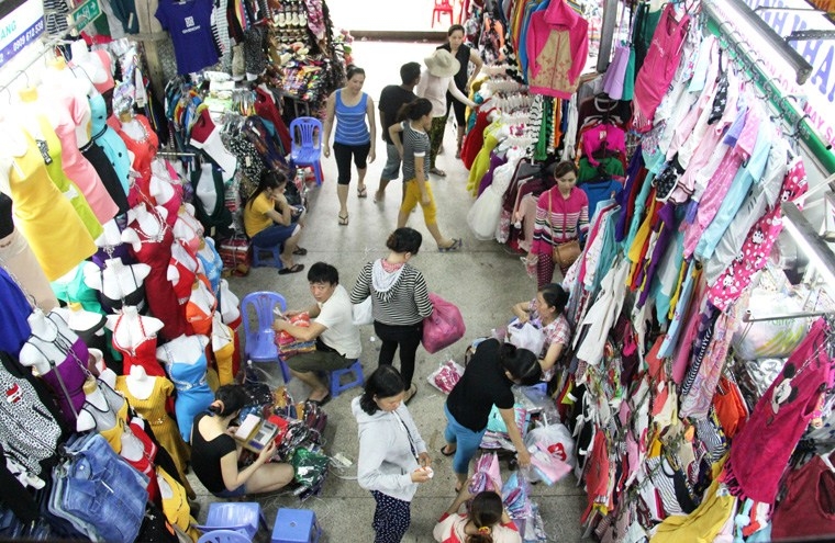 Lấy quần áo sỉ ở chợ Tân Bình: Bỏ túi 4 mẹo mua sỉ giá rẻ nhất
