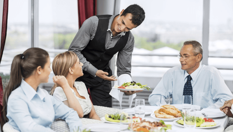 Nhân viên phục vụ nhà hàng làm những gì? Một số lưu ý khi đào tạo nhân viên phục vụ nhà hàng
