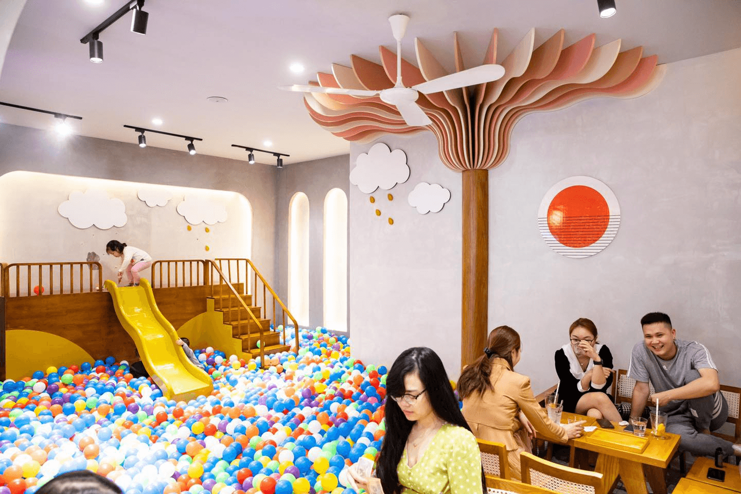 Top 10 quán cafe có khu vui chơi cho bé tại Hà Nội. Các bố mẹ nhớ note ngay!